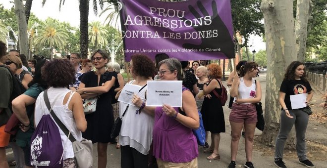 08.07.2019 - A las puertas de la Audiencia se han concentrado una cincuentena de personas convocadas por la Plataforma unitaria contra la violencia de género, con la pancarta 'Basta agresiones contra las mujeres' y otros carteles con el mensaje 'No es abu