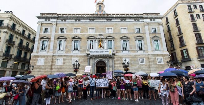 08/07/2019.- Varias mujeres durante la concentración convocada en la plaza de Sant Jaume de Barcelona para apoyar a la menor víctima de una violación en grupo en Manresa (Barcelona) en 2016 bajo el lema "Únete contra la jauría". EFE/ Enric Fontcuberta