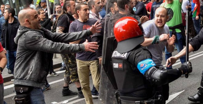 Cargas de la Ertzaintza contra huelguistas del sector del Metal en Bilbao / Miguel Toña (EFE)