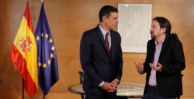 El presidente del gobierno Pedro Sánchez (i) y el líder de Podemos Pablo Iglesias, durante la nueva ronda de consultas para la investidura, que el jefe del ejecutivo afronta avalado por la Ejecutiva del PSOE, para que intente negociar un Gobierno con posi