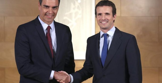 09/07/2019.- El presidente del Gobierno en funciones, Pedro Sánchez (i) saluda al líder del PP, Pablo Casado, durante la entrevista que han mantenido en una nueva ronda de consultas para la investidura, este martes en el Congreso de los Diputados. EFE/Ki