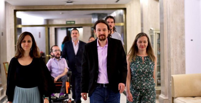 El secretario general de Podemos, Pablo Iglesias, acompañado de los diputados Ione Belarra, Victoria Rosell, Pablo Echenique y Alberto Rodríguez, antes de la última reunión con Pedro Sánchez / Daniel Gago - Podemos