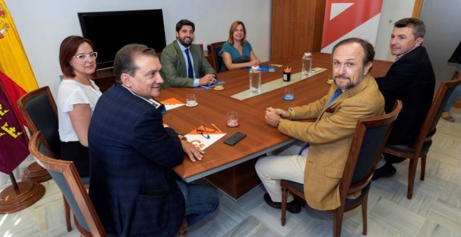 Reunión de los representantes de las tres formaciones en la sede de Ciudadanos. EFE