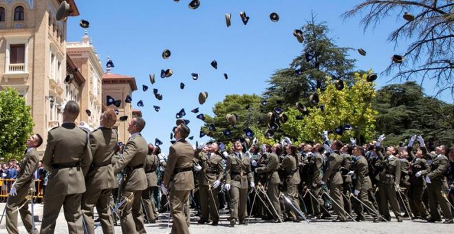 Los nuevos oficiales del Ejército de Tierra y de la Guardia Civil que han recibido hoy sus Reales Despachos en la Academia General Militar de Zaragoza lanzan sus gorras al aire al final del acto, que ha sido presidido por Felipe VI. EFE/Javier Cebollada