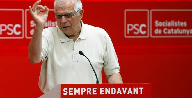 El ministro de Asuntos Exteriores en funciones, Josep Borrell, el primer secretario del PSC, Miquel Iceta, y el secretario de política municipal, Jaume Collboni, participan en el acto de clausura de la Escuela de Verano del PSC.-EFE/Toni Albir