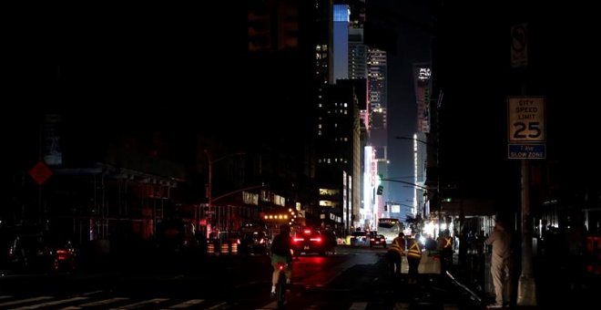 El centro de Nueva York durante el apagón de este sábado.  EFE/EPA/JASON SZENES