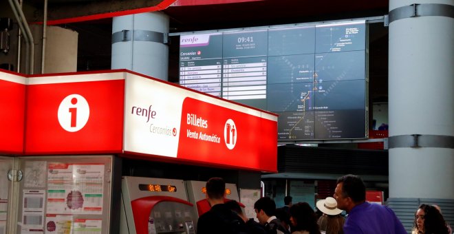 15/07/2019.- Unos viajeros sacan los billetes de tren en la estación de Atocha Cercanías esta mañana durante la huelga de Renfe. / EFE