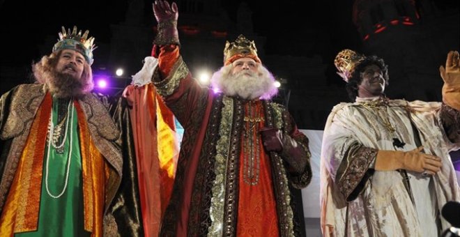 Los Reyes Magos de Oriente saludan tras finalizar su cabalgata por la capital en 2016 | Europa Press