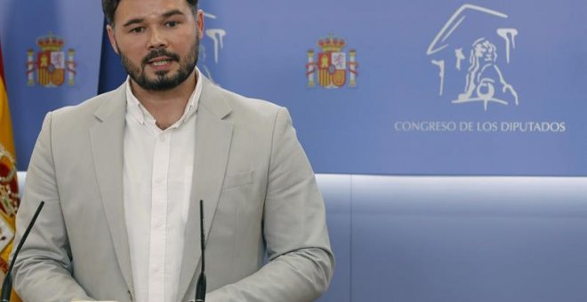 El portavoz de ERC, Gabriel Rufián, ofrece una rueda de prensa tras la reunión mantenida con la portavoz del grupo socialista en el Congreso, Adriana Lastra, para abordar el voto de la formación republicana en el debate de investidura de Pedro Sánchez, ho