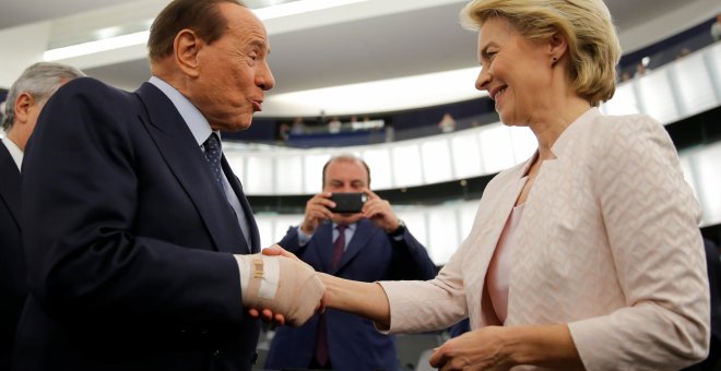 El presidente italiano de la Comisión, Ursula von der Leyen, es felicitado por el miembro italiano del Parlamento Europeo, Silvio Berlusconi, después de una votación sobre su elección en el Parlamento Europeo en Estrasburgo, Francia, el 16 de julio de 201