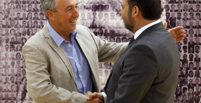 El secretario de Organización del PSOE y ministro de Fomento en funciones, José Luis Ábalos (d), saluda al diputado de Compromís, Joan Baldoví, con quien se ha reunido hoy en el Congreso para hablar sobre la investidura del candidato socialista, Pedro Sán