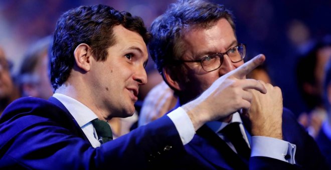 El presidente del PP Pablo Casado, conversa con el presidente de la Xunta de Galicia, Alberto Núñez Feijóo, durante la Convención Nacional del pasado mes de enero. EFE