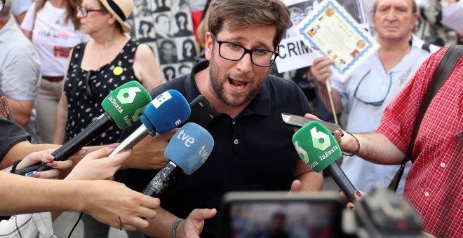 El secretario de Memoria Histórica de Unidas Podemos, Miguel Urbán, atiende a los medios de comunicación durante la concentración para exigir que Franco sea trasladado a un emplazamiento "que no pueda convertirse en lugar de exaltación". - EFE/Kiko Huesc