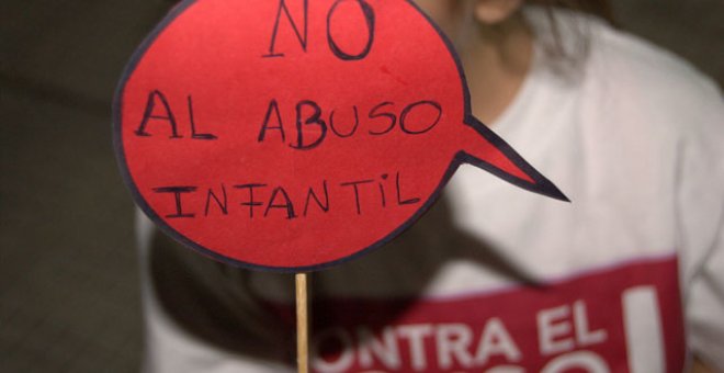 Cartel que denuncia el abuso sexual a menores de edad