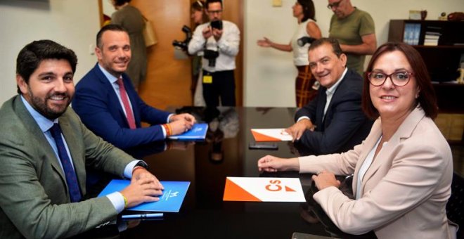 El presidente en funciones de la Región de Murcia, Fernando López Miras (i), acompañado por el diputado Joaquín Segado (2i), y los negociadores de Ciudadanos Isabel Franco y Miguel Garaulet, este viernes durante la reunión que han mantenido en la Asamblea