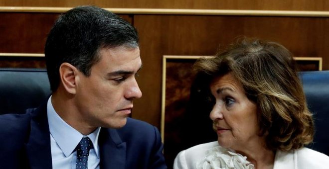 Pedro Sánchez y Carmen Calvo, durante el debate de investidura. / EMILIO NARANJO (EFE)