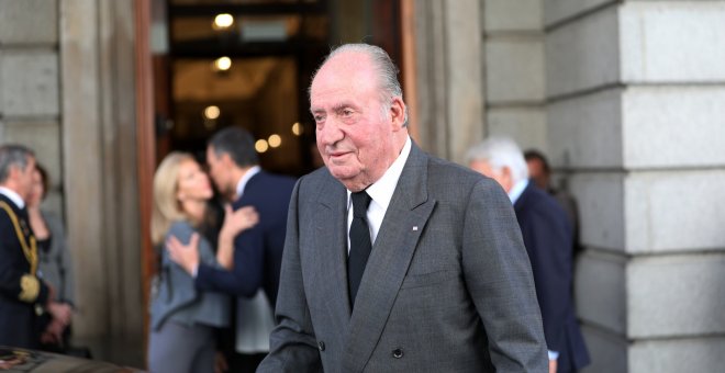 El rey emérito, Juan Carlos I, durante la capilla ardiente de Pérez Rubalcaba el pasado mayo. / Europa Press