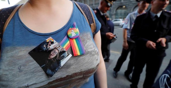 Activistas rusos de la comunidad LGTB participan en un acto por la memoria de Yelena Grigorieva / EFE