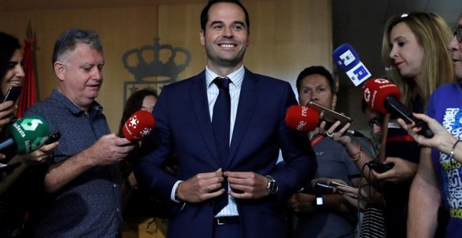 El portavoz de Ciudadanos en la Asamblea de Madrid, Ignacio Aguado, durante una rueda de prensa hoy. / EFE