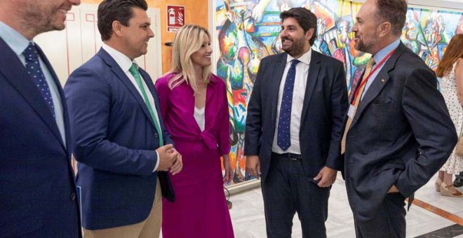 El candidato del PP a presidir la Región de Murcia, Fernando López Miras (segund por la derecha), acompañado por la diputada de Ciudadanos Ana Martínez Vidas (centro), el secretario general de Vox Murcia Luis Gestoso (derecha) y el negociador del PP y alc