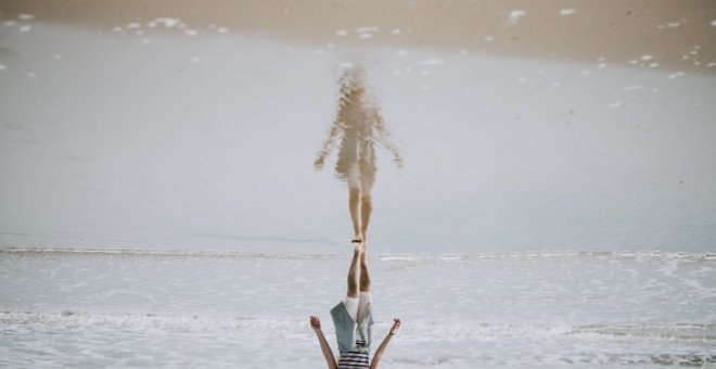 Mujer en la playa / UNSPLASH (NINE KÖPFER)