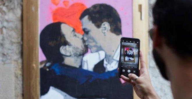 Pedro Sánchez y Pablo Iglesias, en una obra del artista TVBoy en Barcelona. / EFE