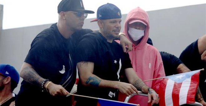 Los cantantes Wisin, Residentey Bad Bunny, participando en una marcha este jueves. / EFE