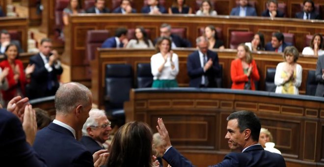 El candidato socialista, Pedro Sánchez (dcha), saluda tras pronunciar un discurso ante el pleno de la Cámara Baja