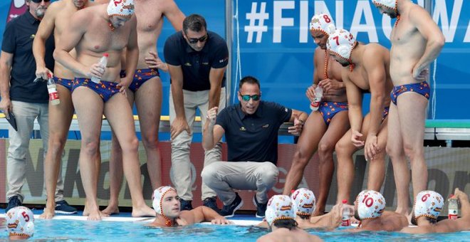 Instantánea del entrenador español dando instrucciones a su plantilla.  EFE/EPA/JEON HEON-KYUN