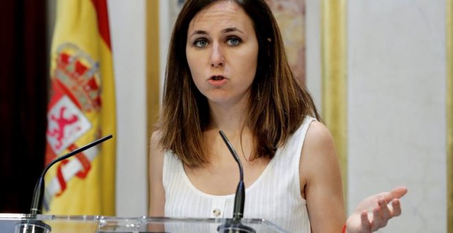 La portavoz de Unidas Podemos Ione Belarra, en el Escritorio del Congreso de los Diputados. EFE/Ballesteros