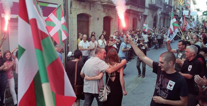 El preso de ETA Xabier Ugarte (c) a su llegada esta tarde a la localidad guipuzcoana de Oñate. Xabier Ugarte Villar ha salido este domingo de la cárcel de Topas (Salamanca) tras cumplir 22 años de condena por varios delitos, entre otros el secuestro del f