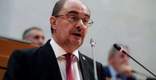 El socialista Javier Lambán durante su intervención en la primera sesión del debate de investidura, para repetir como presidente de Aragón tras los pactos alcanzados por el PSOE con Podemos, CHA, PAR e IU.- EFE/Javier Cebollada