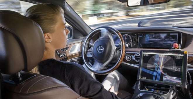 Una mujer viaja en el asiento del conductor en un coche autónomo / EFE