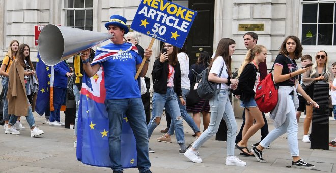 Un activista contra el brexit se manifiesta frente a  la sede del Cabinet Office, en el centro de Londres. EFE/EPA/ANDY RAIN