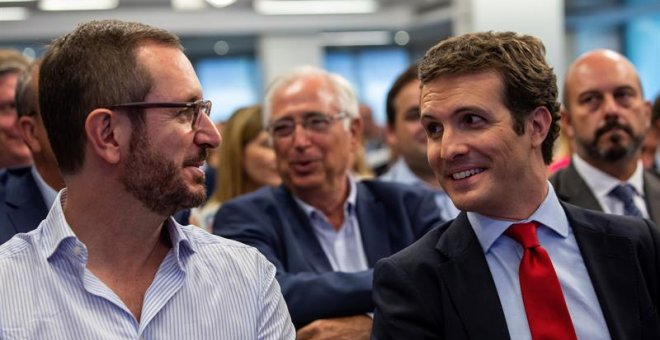 El senador Javier Maroto, y el presidente del PP Pablo Casado, durante la reunión de la Junta directiva Nacional, en la sede madrileña de la calle Génova.- EFE/Rodrigo Jiménez .