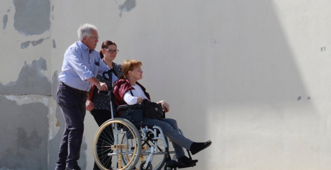 Dona passejant en cadira de rodes