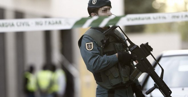 Imagen de archivo de un agente durante un registro de la Guardia Civil en Burlada (Navarra) en una operación antiterrorista JESÚS DIGES | EFE