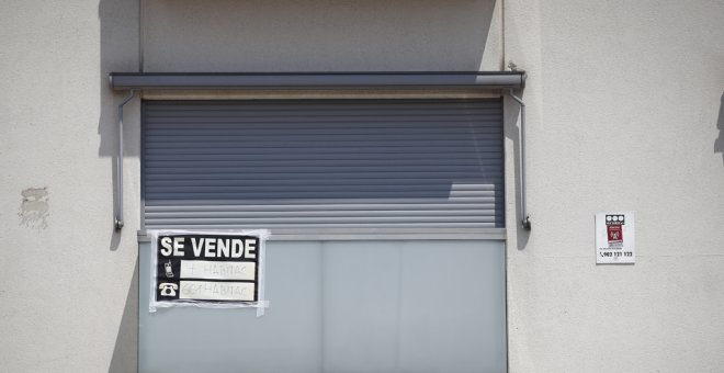 Cartel de 'se vende' en el balcón de un piso de un edificio de Madrid. E.P./ Eduardo Parra