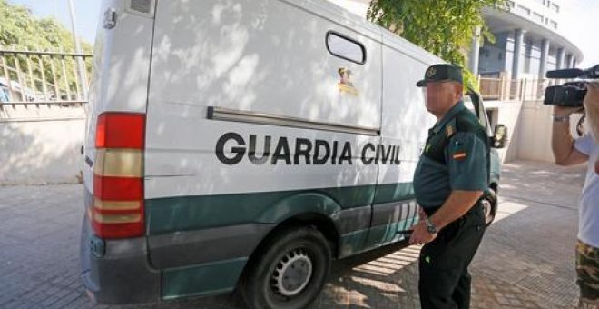 La juez envía a prisión a tres de los detenidos por violar a una joven en Benidorm y deja libre a los otros dos. EFE