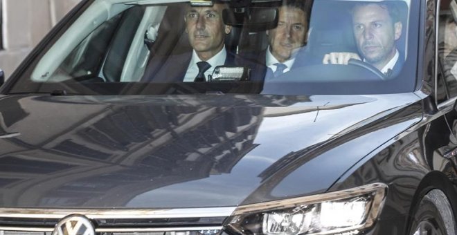 El primer ministro de Italia, Giuseppe Conte, en una imagen reciente a bordo de su coche oficial. EFE/EPA