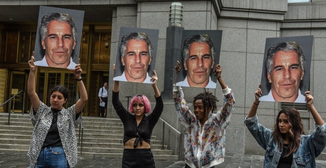 08/07/2019 - Cuatro jóvenes frente a los juzgados de Nueva York con imágenes de Jeffrey Epstein, acusado de tráfico sexual de menores. / AFP - STEPHANIE KEITH