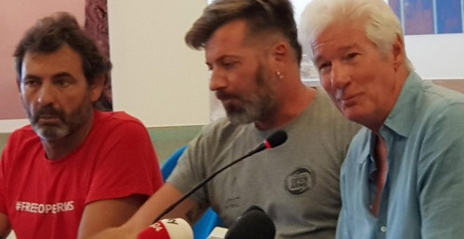 10/08/2019 - El fundador de Open Arms, Òscar Camps, junto a el actor Richard Gere durante una rueda de prensa. / EFE