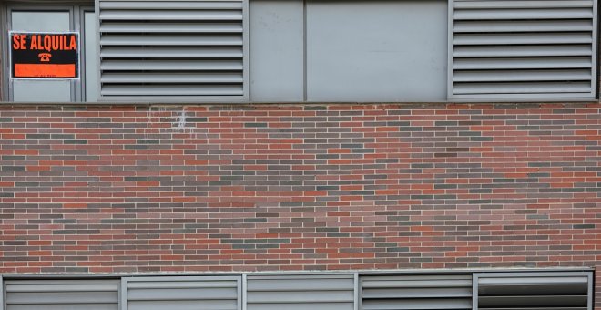 En la ventana de un piso se ve colgado un cartel en el que se lee 'Se alquila'. E.P./Jesús Hellín