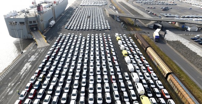 Vehiculo de Volkswagen para su exportación, en el puerto de Emden, junto a la tercera mayor planta del fabricante de  automóviles alemán. REUTERS/Fabian Bimmer