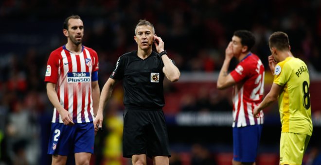 El árbitroIglesias Villanueva consulta el servicio VAR durante un partido de La Liga entre el Atletico de Madrid y el  Girona FC en el estadio Wanda Metropolitano. Foto: Óscar j. Barroso. APF/EP. 2 de Abril de 2019.