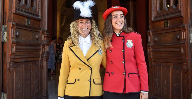 La portavoz de Naizen, Beatriz Sever (derecha), junto a Itsasne Núñez (izquierda), txupinera de este año. EFE/Miguel Toña