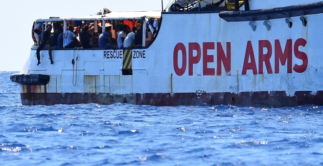 16.08.19 - Se ven emigrantes a bordo del barco de rescate de migrantes Open Arms, cerca de la costa italiana en Lampedusa, Italia. REUTERS / Guglielmo Mangiapane