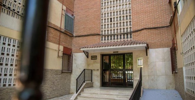 Fachada del inmueble donde se ha producido una presunta violación en grupo a una mujer de 40 años. - EFE