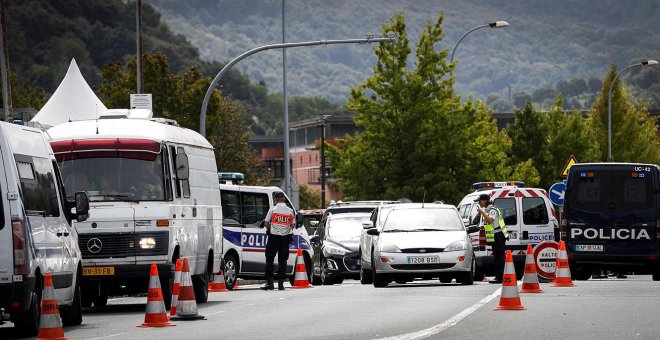 Policías franceses y españoles realizan controles de seguridad este lunes en el paso fronterizo de Santiago entre ambos países, en la localidad guipuzcoana de Irun. EFE/Javier Etxezarreta