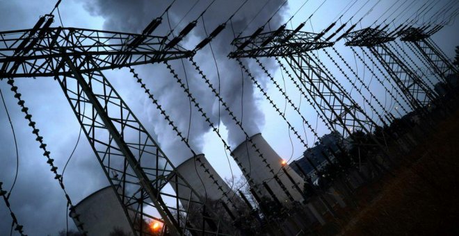 El vapor de agua se eleva desde las torres de refrigeración de la central eléctrica de lignito Jaenschwalde de Lausitz Energie Bergbau AG (LEAG) en Jaenschwalde, Alemania. Reuters